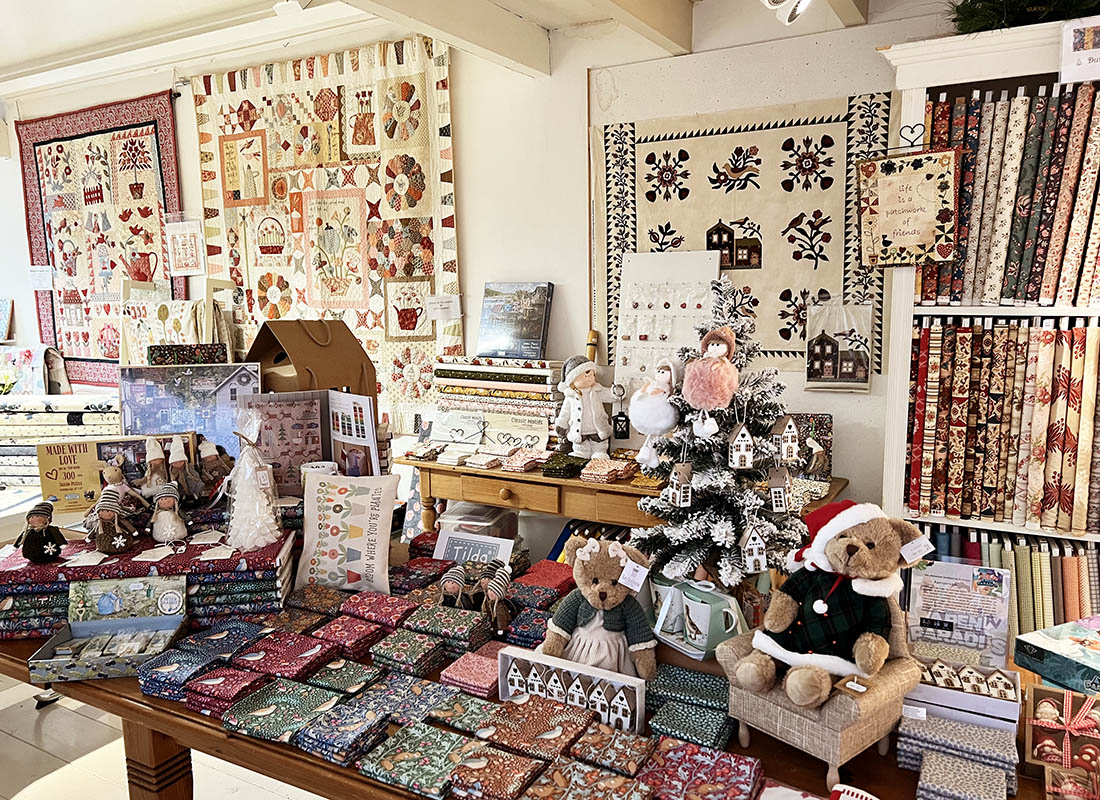 Vandaag is de LAATSTE DAG dit jaar dat Quilt Studio het Gooi geopend is! Daarna kun je vanaf 3 januari weer gezellig komen winkelen. Maar onze webshop blijft al die tijd wel gewoon open! Want we blijven gewoon thuis om onze winkel helemaal voor te bereiden op het voorjaar!