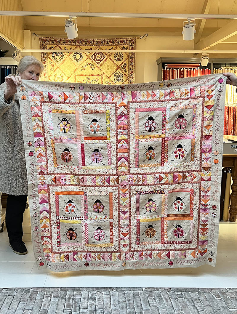 Het hield niet op vandaag....al die mooie quilts die mee naar Eemnes kwamen. De dames van de basiscursus kregen de ene na de andere quilt te zien. Zoals deze Lieveheersbeestjes quilt van 'Cosy by Jet', gemaakt door Tonny. We hebben er een mooie rand bij uitgezocht. Wil je het patroon bestellen? Stuur dan even een mailtje naar info@quiltstudiohetgooi.nl