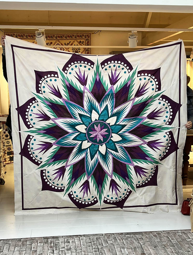 Yvonne volgde de Masterclass 'Carnival Flower Quilt' van Quiltworx gegeven door Marianne Martens-Niemeier. In zes lessen en heel veel huiswerk maakten zeven cursisten deze prachtige quilt. Echt een meesterwerk en alleen geschikt voor zeer ervaren quiltsters. Yvonne....hij is prachtig geworden!