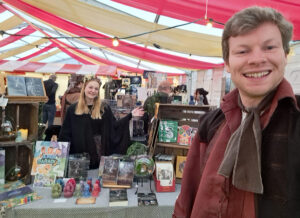 Onze spelletjes zoon/schrijver staat met zijn vriendin twee dagen op de Midwinter Fair in het Archeon. Maar zijn spelletjes en boeken kun je ook bestellen via Uitgeverij Emerald. En natuurlijk vind je deze ook in onze quiltwinkel.