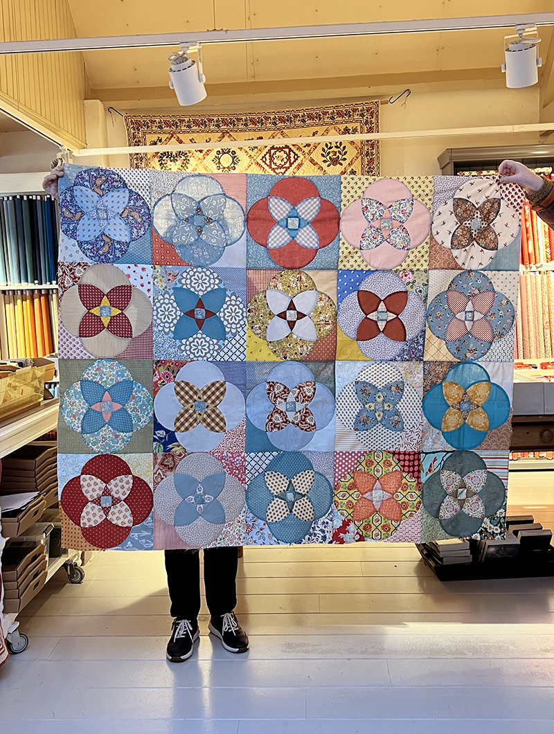 Loura kwam een tussenvulling en achterkant uitzoeken voor deze prachtige quilt. Hij zit vol met gebogen lijnen! Het patroon heet Round the Bend en is van Emma Mary Designs. Leuk dat hij op de foto mocht Loura!