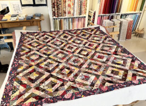 Erica kwam vandaag haar quilt sandwichen. Jullie herkennen vast het patroon wel! Want het is de antieke quilt van het Quiltersgilde. Dit verveelt toch nooit!