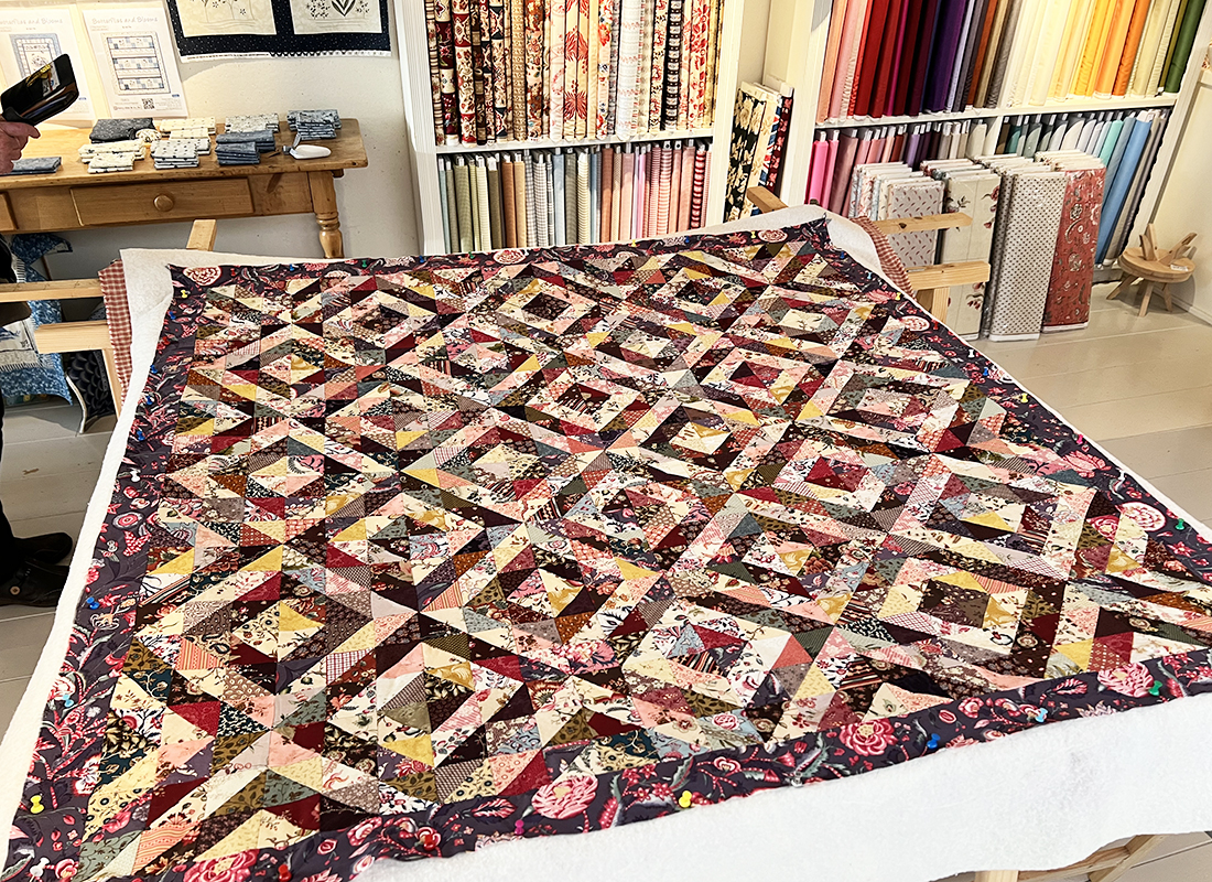 Erica kwam vandaag haar quilt sandwichen. Jullie herkennen vast het patroon wel! Want het is de antieke quilt van het Quiltersgilde. Dit verveelt toch nooit!