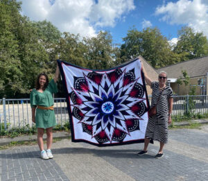 Erna (links op de foto) volgde bij Quilt Studio het Gooi de Quiltworkx cursus Carnival Flowers van Marianne Martens-Niemeier. Vandaag stuurde ze een foto van de quilt die af is. Wat een beauty! Echt heel knap gemaakt....Binnenkort komt er een nieuwe cursus van Marianne....houd onze cursuspagina in de gaten