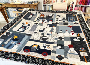 Gistermiddag kwam Saskia haar Merry Merry Snowmen Quilt sandwichen. Ze maakte hem in de cursus van Laura Strating-Jansens. Na het quilten komen er nog oogjes, knoopjes en wortelneusjes op! Er is nog één patroon beschikbaar in onze webshop: