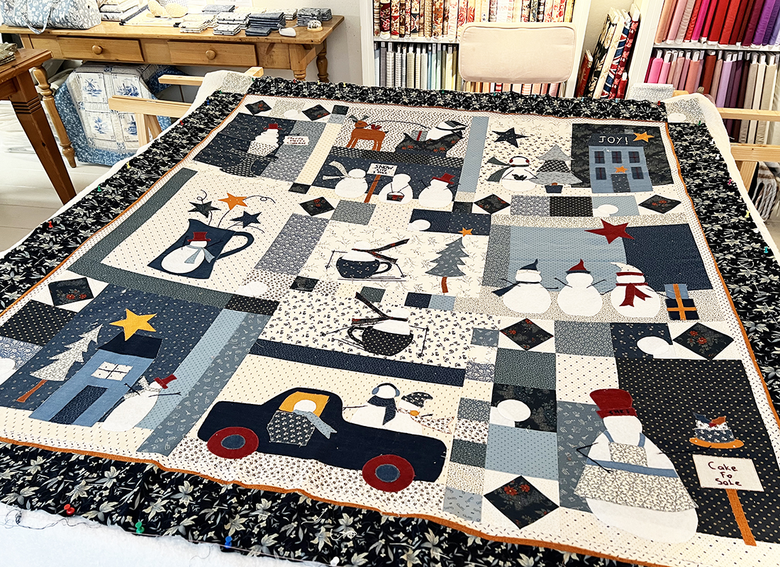 Gistermiddag kwam Saskia haar Merry Merry Snowmen Quilt sandwichen. Ze maakte hem in de cursus van Laura Strating-Jansens. Na het quilten komen er nog oogjes, knoopjes en wortelneusjes op! Er is nog één patroon beschikbaar in onze webshop: