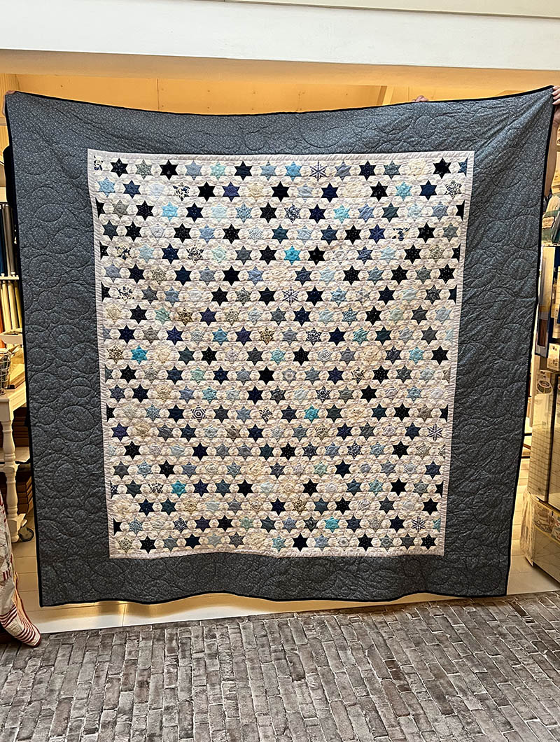 Liesbeth werkte maar liefst drie jaar aan deze prachtige sterrenquilt. Zoals zoveel quiltsters had ze namelijk tussendoor projecten! Maar nu is de quilt klaar en mocht hij op de foto. Superleuk voor blauwe restjes!