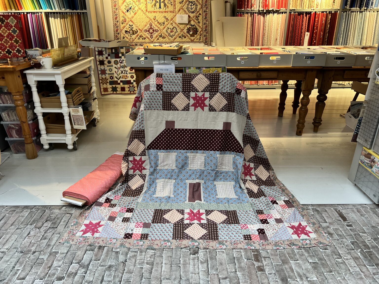 Anneke kocht een tijdje geleden de Jane Austen Kit bij Quilt Studio het Gooi. Gisteren was ze zover dat ze er een mooie dubbelbrede backing bij uit kon zoeken. Anneke wat is hij leuk geworden! Helaas is deze Kit niet meer leverbaar....maar we hebben wel heel veel leuke backings in huis!