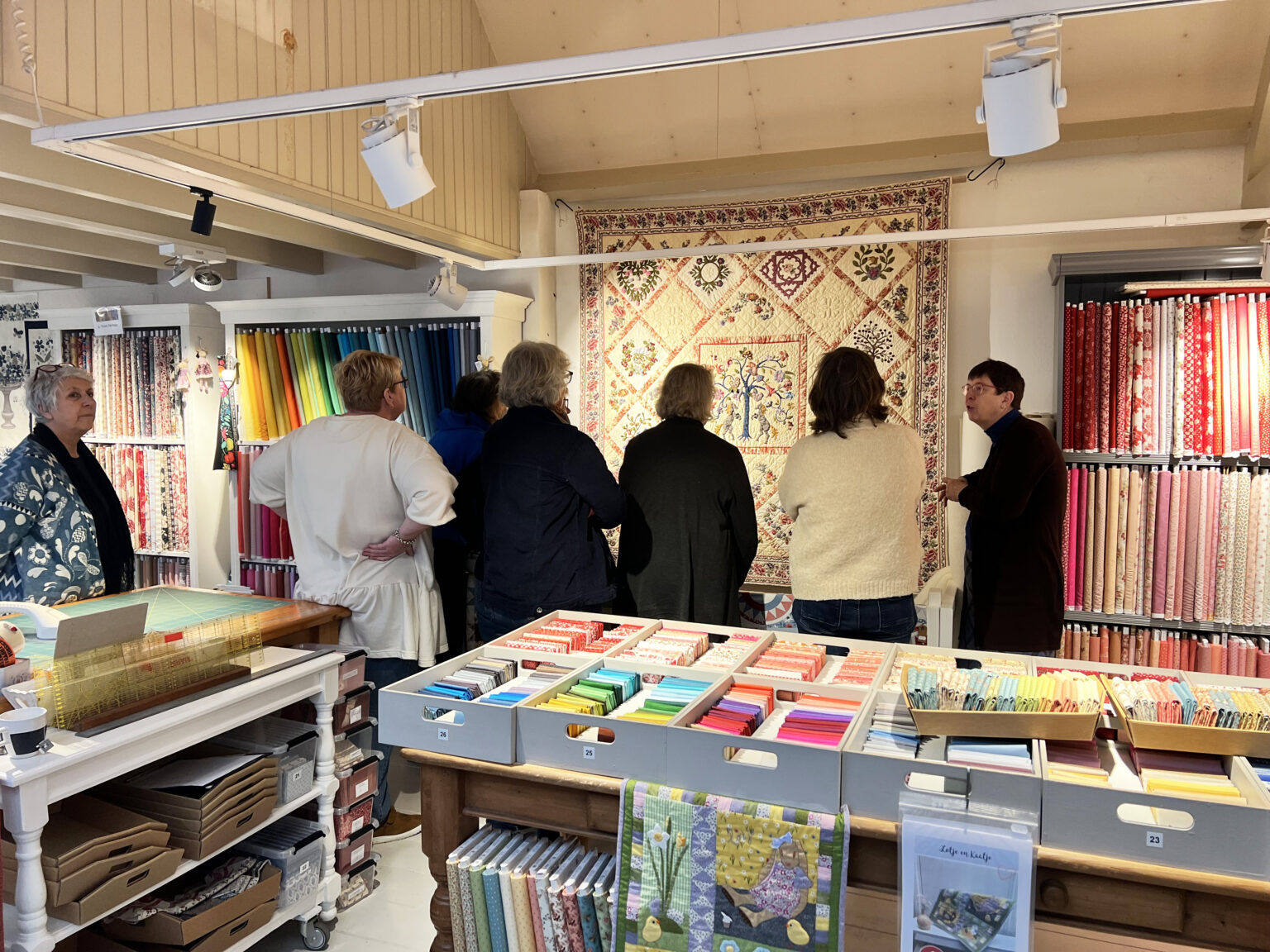 In onze winkel hangt al een tijdje de prachtige quilt van Sophie. Zij volgende de cursussen Baltimore Album, Broderie Perse, Trapunto/Zaans Stikwerk en Quilten met de Hand bij Laura Strating-Janssens. Vandaag werd de quilt weer gebruikt als voorbeeld bij de Broderie Perse cursus. Het blijft een kunstwerk Sophie! Dames veel plezier van deze voor jullie misschien nieuwe techniek!