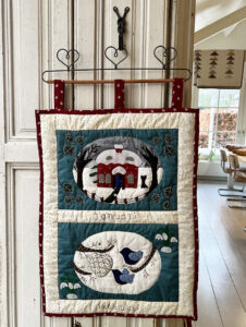 Paula kocht bij Quilt Studio het Gooi het patroon 'Eindeloos' van Dodo Laene. Maar in plaats van één grote quilt met twaalf maanden, maakt Paula ze per twee! De leuke hanger komt ook uit onze winkel en is nabesteld. Superleuk Paula....maak je nu binnenkort een Maart/April quiltje?