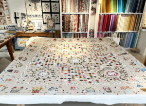 Vandaag kwam Mary haar Rowdy Flat Library Quilt sandwichen. Het is een patroon van Susan Smith. Mary maakte de quilt van ons Quiltlinnen en heel veel Tilda scraps. In deze quilt valt heel veel te zien! Wat een leuk patroon.