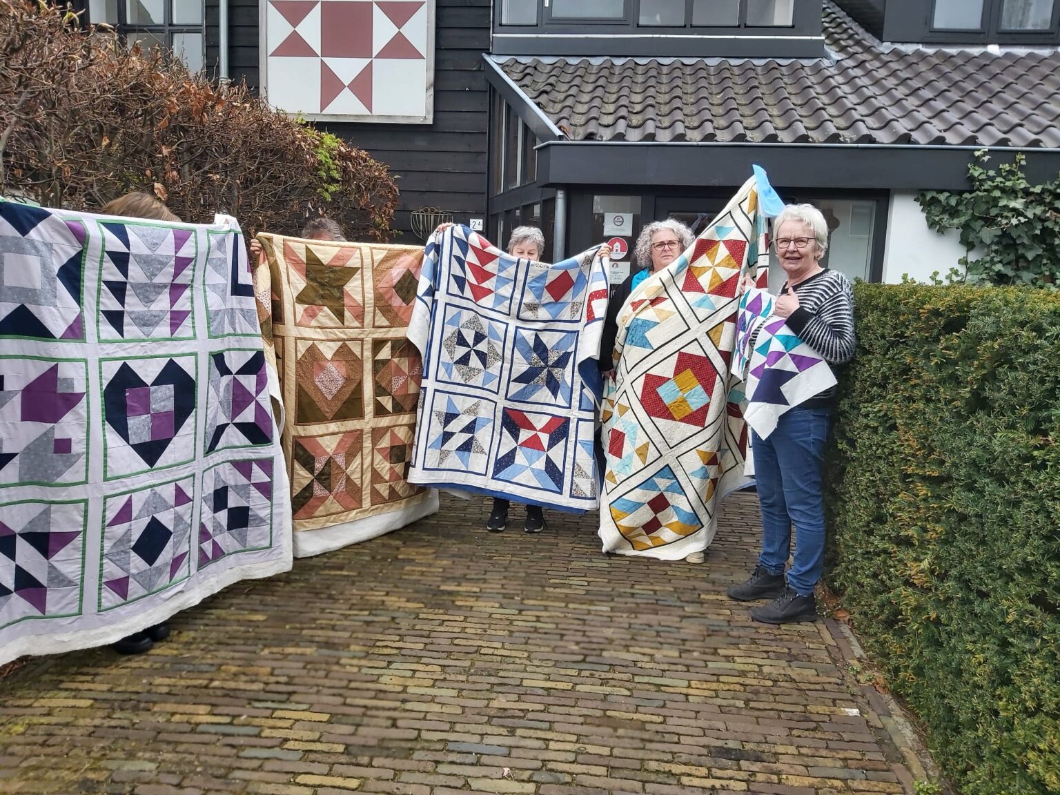 Vandaag werd er weer hard gewerkt op de naaimachine! Zes dames hadden hun basis quilt (bijna) af. Na het sandwichen werd er met een proefblok geoefend op het machinaal doorquilten op de naaimachine. Lijkt het je ook leuk...een basiscursus op de naaimachine? Na de zomer start weer een nieuwe drie-daagse cursus: https://quiltstudiohetgooi.com/patchen-op-de-naaimachine/