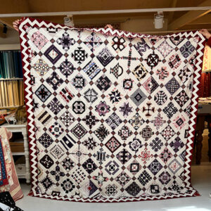 Alberta heeft er jaren aan gewerkt....The Nearly Insane Quilt. En dan ook nog eens helemaal gemaakt van Spakenburgse stofjes. Hoe leuk is dat! Er zitten blokken bij die uit meer dan 200 stukjes bestaan! Echt heel knap. Hier moet je geduld voor hebben. Alberta maakte hem heel netjes! We hebben er een mooie backing bij uitgezocht en nu kan ze gaan doorquilten. Heel veel succes! We hebben ruim 70 verschillende backings in huis trouwens.