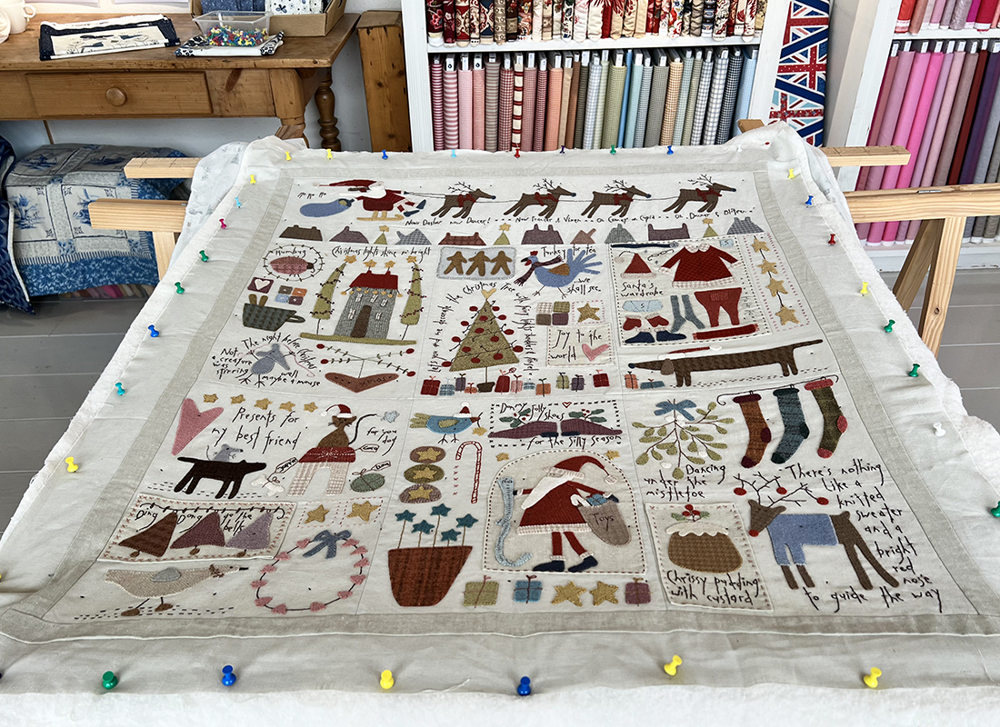 Irene kwam haar 'The Santa The Tree, The Turkey and Me' quilt sandwichen. Deze quilt is ontworpen door Anni Downs voor Hatched and Patched. Er valt zoveel leuks in te zien! Het patroon vind je in onze webshop: https://quiltstudiohetgooi.com/.../the-santa-the-tree.../