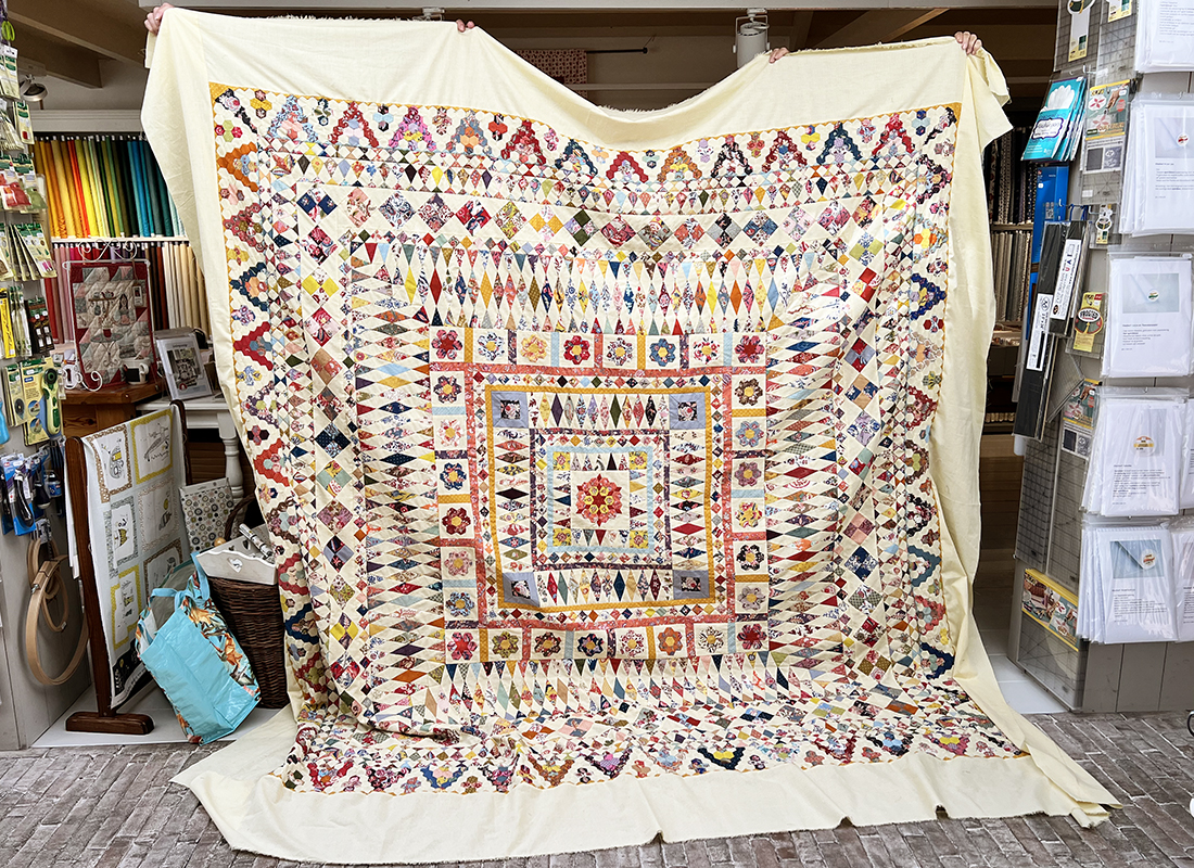 Neline verzamelde Dutch Heritage stofjes en andere bijpassende lapjes in onze winkel en ging aan de slag met deze prachtige Miss Billings quilt. Het was een hele klus, maar nu is de top klaar! We hebben er een prachtige backing bij uitgezocht, zodat ze kan beginnen met doorquilten. Echt een quilt om trots op te zijn!