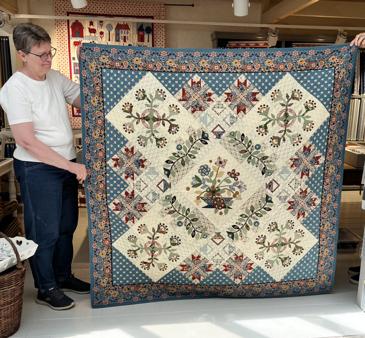 Jette woont in Denemarken. Ze is een weekje op vakantie en kwam speciaal naar Eemnes om onze quiltwinkel eens in het echt te zien. Ze had haar quilt mee die net af was. Een mooi patroon van Max & Louise. We konden er allemaal even van genieten. Prachtig deze quilt!