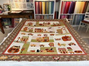 Onlangs hebben we deze superleuke quilt van Anita gesandwicht. Het is de 'Pumpkin Ville Quilt' van Bunny Hill Designs. Het is een al wat oudere quilt waarvan Anita het pakket kon overnemen. Er waren wat blokken weggegooid en er ontbraken ook wat patroondelen. Maar Anita tekende die gewoon zelf en met wat improviseren kwam ze zelfs uit met de stoffen. Wat een leuke quilt is het geworden Anita! Heel veel plezier bij het doorquilten!