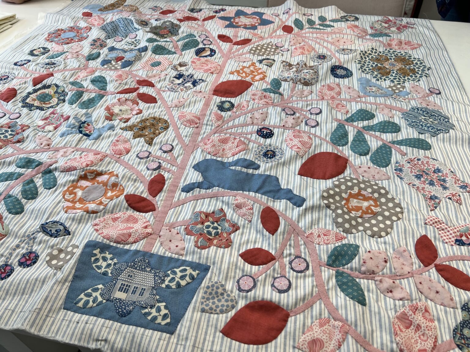 Laura volgt een cursus appliqueren bij naamgenoot Laura F Strating-Janssens. Het patroon is van Minick & Simpson en heet de 'Hartfield Quilt'. Met een duidelijke volgorde leert Laura de cursisten hoe je zo'n mooie quilt maakt! Laura geeft meer workshops en cursussen in onze winkel.