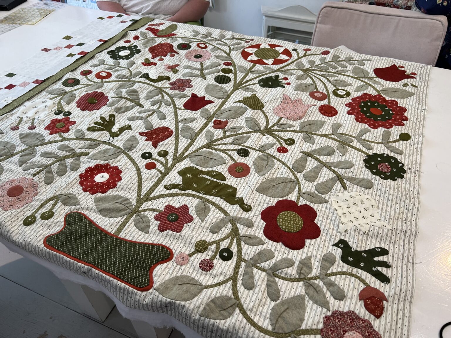 Dionne volgt een cursus appliqueren bij Laura F Strating-Janssens. Het patroon is van Minick & Simpson en heet de 'Hartfield Quilt'.