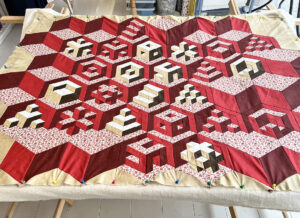 Deze bijzondere quilt is van Lenie. We hebben hem vandaag opgespannen. Door een lens is het effect van deze quilt heel goed te zien. Het heeft een heel afwisselend 3-D patroon. Dit type quilt is ook heel geliefd bij de heren! Je blijft er naar kijken. Heel veel quiltplezier Lenie!