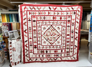 Vorig jaar volgde Christine in onze winkel bij Patricia Kockelkoren de 'Guute's Antieke Quilt' cursus. De afgelopen weken hebben we al meer versies van deze mooie reproductiequilt laten zien. Let ook eens op het grappige stofje met de teckels dat Christine er in verwerkte. Het patroon is te koop via de Etsy webshop van Dorry van Osch voor Quilt it & Dotty,