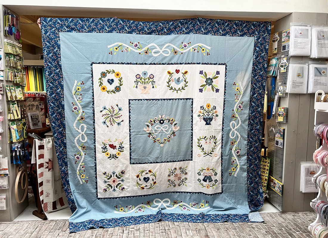 Gisteren was het te druk om foto's aan jullie te laten zien. Maar wat vinden jullie van deze prachtige uitvoering van de Hearts & Flowers Quilt gemaakt door Yvonne? Prachtig zo in deze blauwe tinten en wat een leuke border maakte ze er omheen. Oorspronkelijk heeft de quilt gegolfde randen, maar dit is een heel leuk alternatief! Een quilt om trots op te zijn!