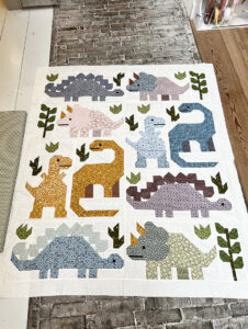 Mary had vandaag deze schattige kinderquilt mee naar onze winkel in Eemnes. De basis van dit patroon is van Elizabeth Hartman. Mary paste de maten wat aan. En koos voor een heel mooi kleurpalet met stoffen van Lynette Anderson, Anni Downs en Moda's Sweetfire Road. We hebben er een mooie achterkant stof bij uitgezocht. Wat zal degene die deze quilt gaat krijgen daar blij mee zijn!