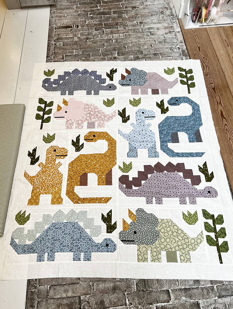 Mary had vandaag deze schattige kinderquilt mee naar onze winkel in Eemnes. De basis van dit patroon is van Elizabeth Hartman. Mary paste de maten wat aan. En koos voor een heel mooi kleurpalet met stoffen van Lynette Anderson, Anni Downs en Moda's Sweetfire Road. We hebben er een mooie achterkant stof bij uitgezocht. Wat zal degene die deze quilt gaat krijgen daar blij mee zijn!