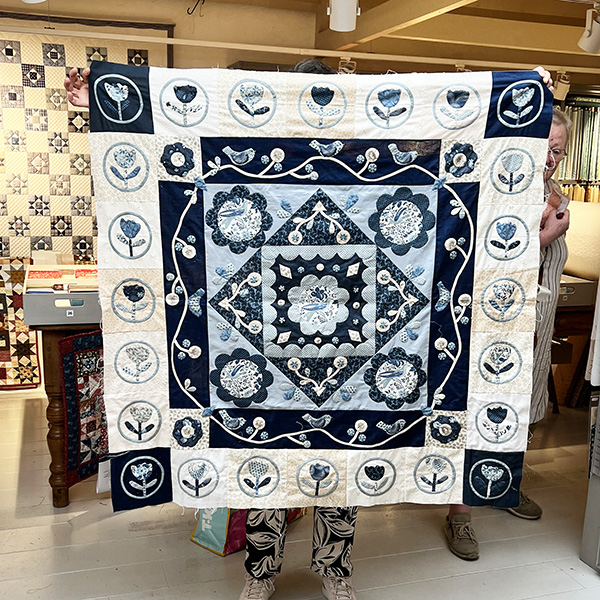 Marina maakte deze mooie Quilt. Het is een combinatie van de 'The Garden of Ederveen Quilt' van Susan Smith en de 'Surrounded by Flowers Quilt' van houseofquilts by Janine Alers. Zo krijg je weer heel wat anders. Erg leuk geworden Marina!