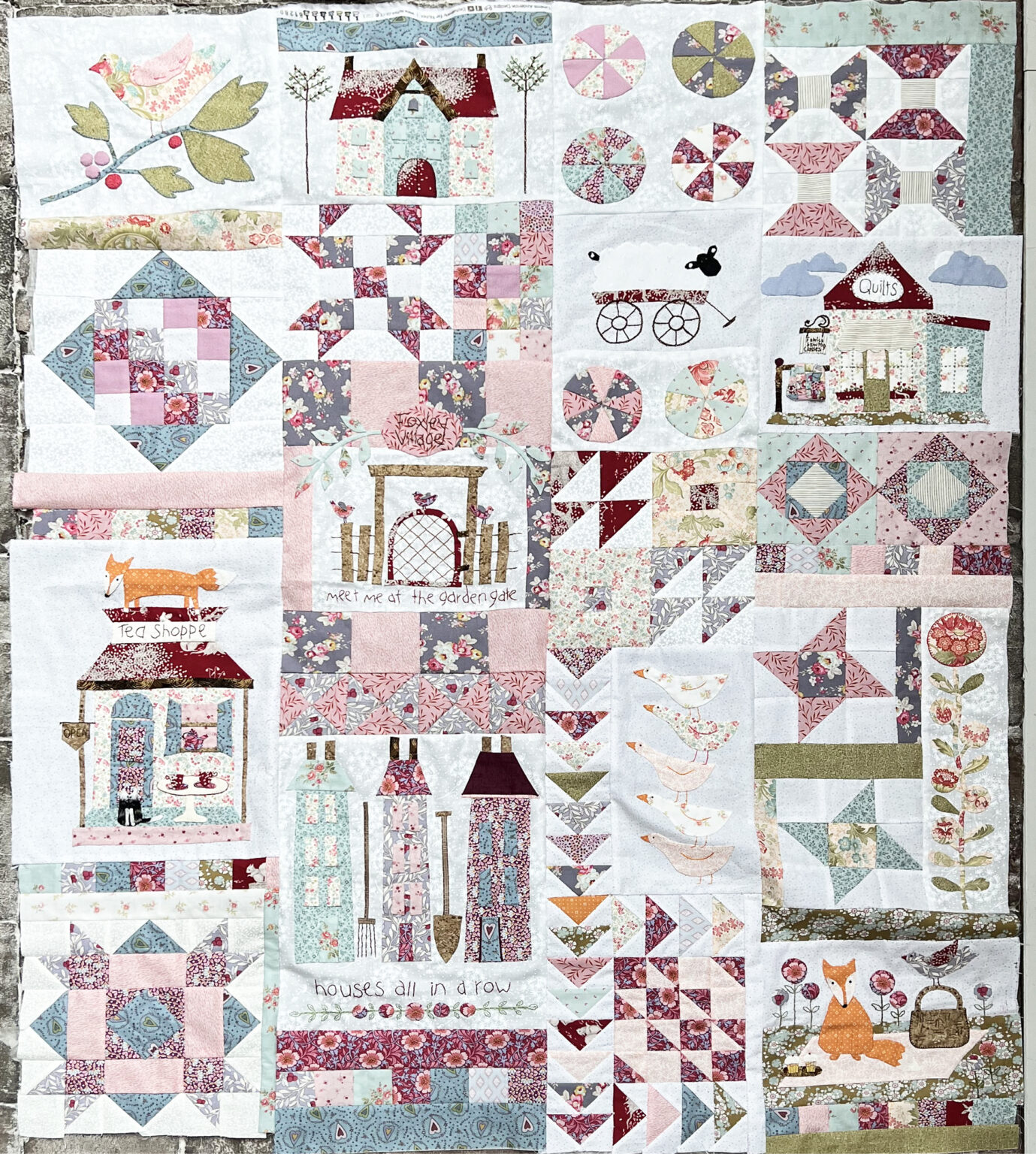 Wat een prachtige Foxley Village Quilt had Andy zaterdag mee naar onze winkel. Dit patroon van Nathalie Bird voor The Birdhouse Patchwork Designs blijft superleuk. We hebben er zelfs wel eens over gedacht er een blok van de maand va te maken. Hij is zo lekker afwisselend. De meeste stofjes in deze quilt zijn trouwens van Tilda.