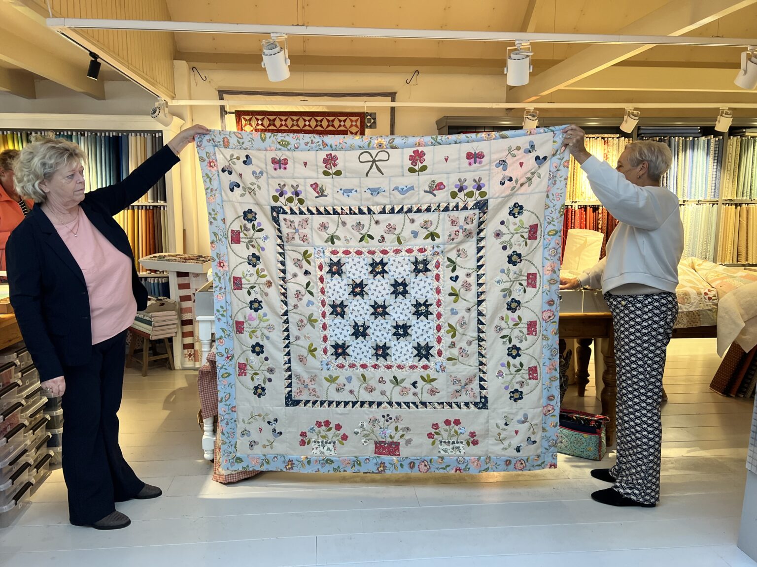 Het was echt genieten vandaag in de winkel. Zoveel leuke quilts kwamen er mee naar Eemnes! Ook de dames die een workshop volgden werden verwend. Want ze kregen een heuse Show & Tell. Ineke maakte deze mooie quilt van Susan Smith uit de Quiltmania. Superleuk toch! Wat worden en toch een mooie quilts gemaakt door onze klanten.....