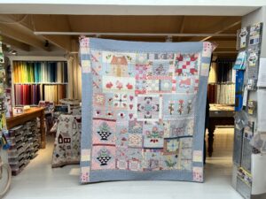 Hanneke maakte de 'My Redwork Garden Quilt' van Bunny Hill Designs lekker in heel andere kleuren! Zo ziet hij er echt heel anders uit! Wat een leuke afwisselende quilt is het geworden. Fijn dat hij op de foto mocht.....