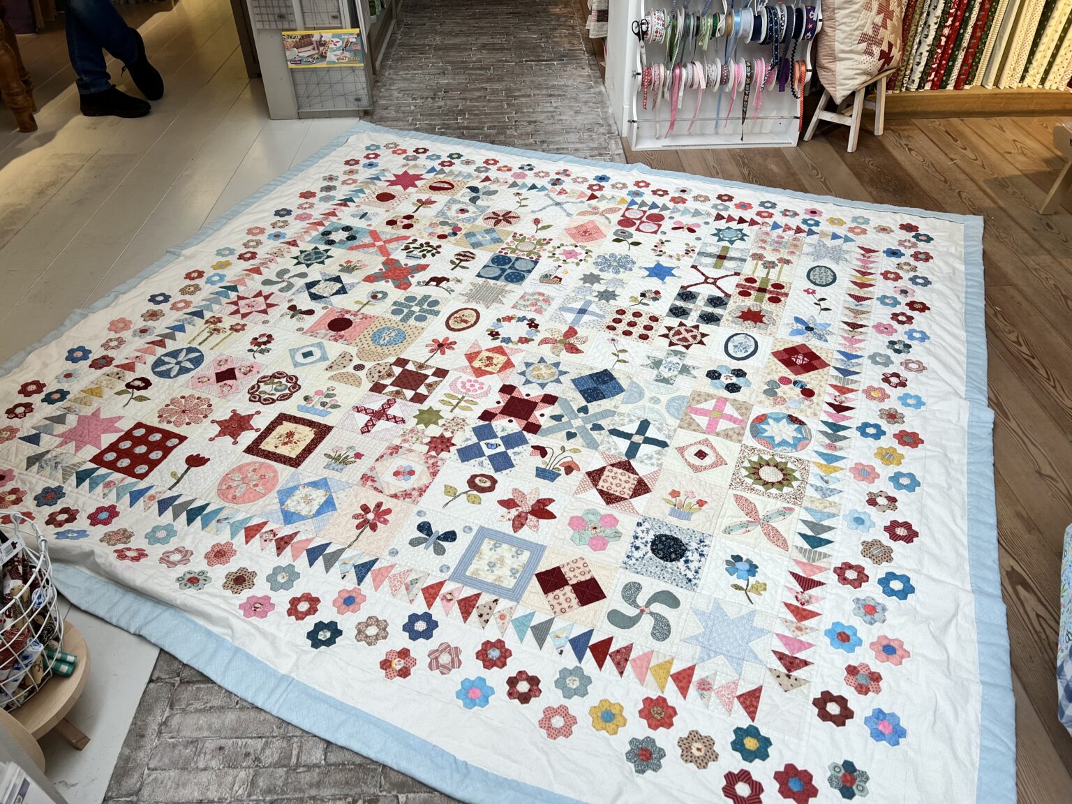 Aletta maakte de Stonefields Quilt. Een patroon van Susan Smith. Met 225 x 225 echt een flinke quilt. Die doorgequilt moest worden. En dat is heel bijzonder gegaan. De bekende quilter Henk van Kooten heeft voor haar deze quilt helemaal met de hand doorgequilt. Echt prachtig! Henk had enkele jaren geleden nog een grote overzichtstentoonstelling van al zijn werk in het Mecc in Maastricht. En er is goed nieuws....Henk vindt het leuk af en toe ook voor een van jullie een quilt door te quilten. Met de hand. Een unieke kans! Mocht je interesse hebben neem dan even contact met ons op. info@quiltstudiohetgooi.nl Op de foto's kun je zien hoe prachtig hij dat gedaan heeft!