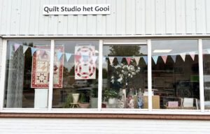 Zo, ons tijdelijke pand is weer ietsje gezelliger geworden! Want van buiten is het natuurlijk niet ons droompand.....Ben je nog niet wezen kijken? De koffie staat klaar. Op HEMELVAARTSDAG zijn we GESLOTEN, dus heb je nog iets nodig? Vandaag staan we tot 17:00 uur voor jullie klaar.