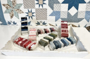 We hebben een nieuw product in onze webshop! De Bonbondoosjes. Hierin vind je negen Fat Sixteen lapjes die prachtig bij elkaar passen. Zo'n doosje kost net zoveel als een bos bloemen, maar gaat veel langer mee. Hoe leuk is dit om aan een quiltvriendin te geven. Of om zelf te krijgen natuurlijk! Ze staan in de webshop bij de Stof Pakketjes en we zullen wekelijks nieuwe doosjes maken.