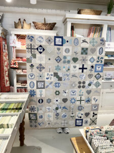 Connie heeft het Stonefields patroon van Susan Smith een geheel eigen draai gegeven. Ze verving diverse blokken en maakte er een langwerpige quilt van. Alleen met het linnen van Quilt Studio het Gooi. Is het geen plaatje geworden! Prachtig Connie. We hebben er nog een mooie achterkant en border bij uitgezocht, dus het doorquilten kan beginnen.