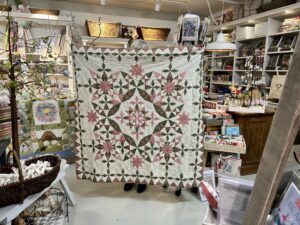 Ineke kwam gisteren haar Alaska Quilt van Edyta Sitar laten zien. Omdat ze het originele patroon te groot vond heeft ze de blokken verkleind naar 15 cm. De stofjes zocht ze uit bij Quilt Studio het Gooi. Is het geen plaatje? Mocht je hem ook willen maken stuur dan even een mailtje naar info@quiltstudiohetgooi.com, dan bestellen we het patroon voor je na. Prachtig geworden Ineke, en de backing die we gisteren hebben uitgezocht maakt hem helemaal af. Heel veel quiltplezier!