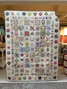 Bij het opruimen van wat foto's kwamen we deze Stonefields Quilt tegen van Ineke. Wij zijn bij Quilt Studio het Gooi dol op van die 'scrappy' quilts waar je lekker veel restjes in kunt verwerken. En de afwisseling van deze quilt is zo leuk! Je krijgt weer zin in de lente met deze vrolijke kleurtjes.
