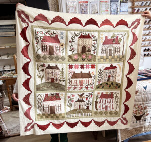 Henny had vandaag naar de les haar 'Home Sweet Home Quilt' mee. Een patroon uit het boek van Barb Adams en Barbara Allen. Is het geen plaatje! Het grootste deel van deze gezellige quiltgroep werkt aan dit patroon, dus in de toekomst zullen er vast nog meer foto's volgen! Complimenten Henny, en zo netjes gemaakt!
