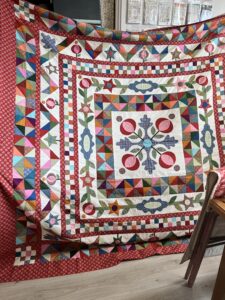 Liduin maakte deze vrolijke quilt. Ze zocht zelf de stofjes bij elkaar. Het patroon is van Ellie's Quiltplace / EQP Textiles Hij is prachtig geworden Liduin!