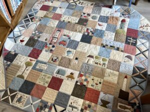 Omdat we in de Quiltwinkel eigenlijk altijd aan het werk zijn, schiet het afmaken van UFO's daar wel eens bij in. En daarom brengen we onze quilts de laatste tijd graag weg. Deze quilt van Anni Downs die 'Here, There & Everywhere' heet, is doorgequilt door Mary Scharff. Zij is gespecialiseerd in 'Custom Quilten'. Dat betekent dat ze niet over al je plaatjes heen quilt met een standaard sjabloon, maar dat ze bij ieder blok zelf iets leuks bedenkt. Je blijft echt steeds weer nieuwe dingen ontdekken in deze quilt. Mocht je bij haar eens willen informeren wanneer ze tijd heeft en wat het kost, stuur dan een mailtje naar: customquiltsbymary@gmail.com