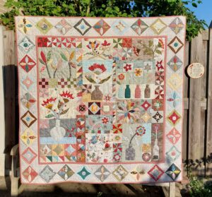 Astrid had vandaag haar 'Message in a Bottle' quilt mee. Want die is helemaal af! Naast alle geappliqueerde flessen gebruikte ze heel veel letter stofjes. Super mooi geworden Astrid!